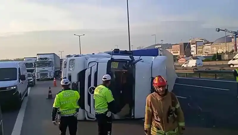 Pendik TEM Otoyolu’nda TIR Devrildi: İstanbul Yönünde Araçlar Kilitlendi