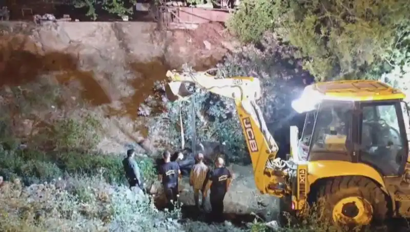 Hatay'da İneğe Kurtarma Operasyonu: Kahramanlar Hayvanı Güvenliğe Kavuştu
