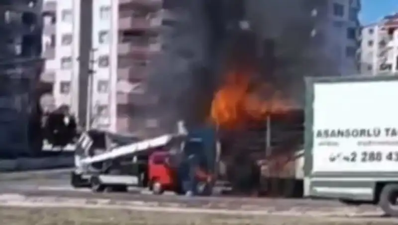 Alev Alev Yanan TIR Kül Oldu: Olayın Detayları Sağlık ve Güvenlik Açısından İncelendi