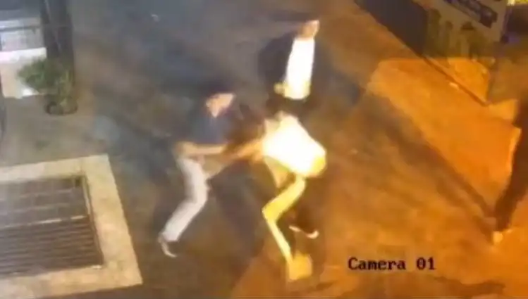 İstanbul’da Sokak Ortasında Yaşanan Kavga Gözler Önünde Gerçekleşti!