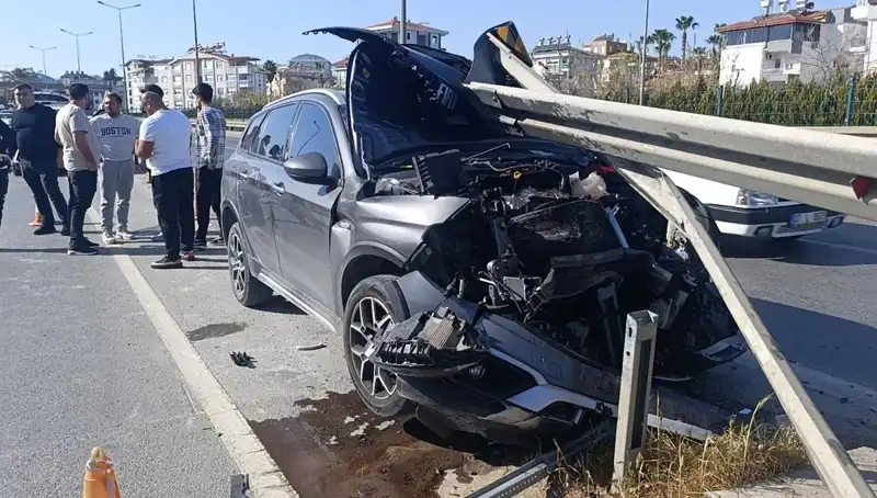 Yerel Trafikte Şok Kaza: Bariyerlere Çarptı, Canını Kurtardı