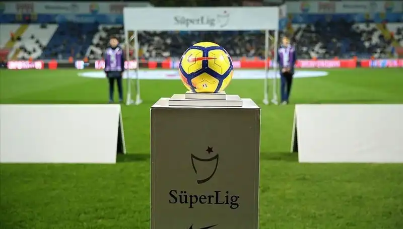 Süper Lig'de Bugün Hangi Takımlar Karşılaşacak? Pazar Ateşi Alevleniyor!