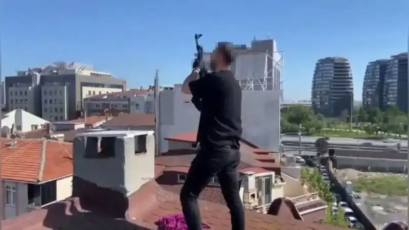 İstanbul'da Çatıda Yakalanan Çete Üyeleri ve Bacadan Çıkan AK-47