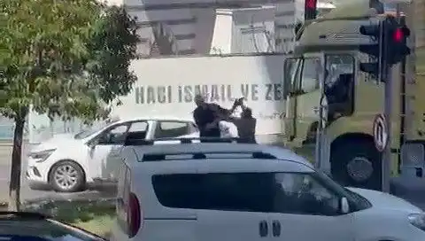İstanbul Trafik Kazasında Çekiçli Dehşet: Vatandaşlar Şokta!