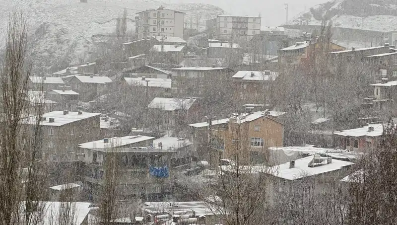 Hakkari'de Nisan Ayında Beklenmedik Kar Yağışı Yaşandı