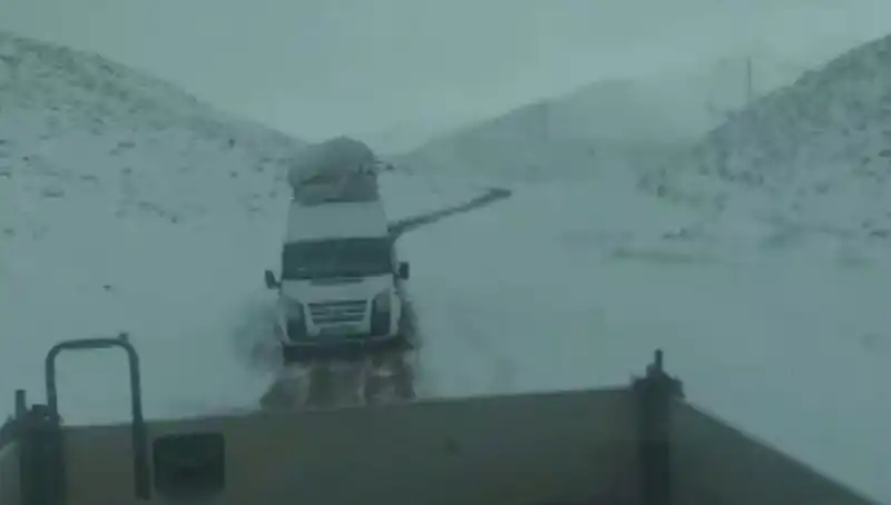 Siirt’te Karda Mahsur Kalan Minibüs Ekibi Dramı: 13 Kişi Kurtarıldı