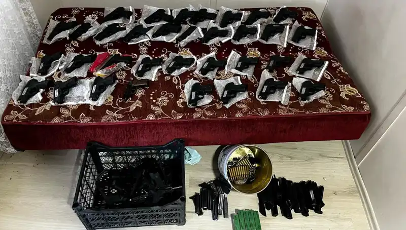Gaziantep'te İkisi Bir Arada: El Bombası ve 45 Silah Ele Geçirildi!
