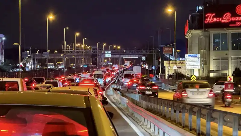 Yenibosna Metrobüs Yaya Üst Geçidinde Çalışmalar Hız Kesmeden Devam Ediyor