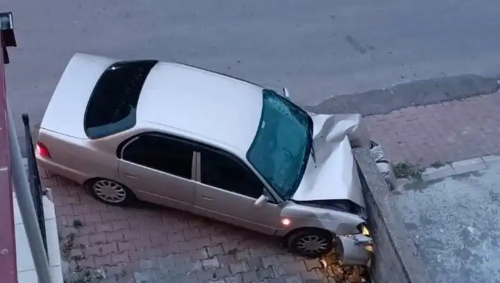 Kontrolü kaybeden araç duvara çarptı: Yaralılar ve olayın ayrıntıları
