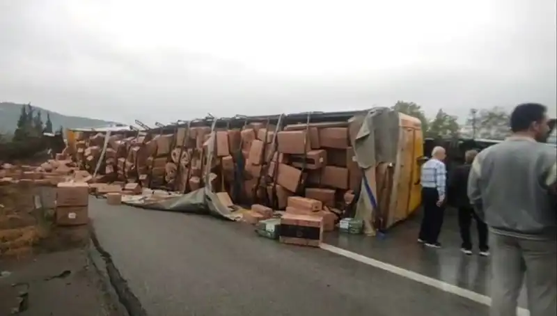 TEM Otoyolu'nda Devrilen TIR Trafiği Alt Üst Etti: Ankara Yolu Kapandı!