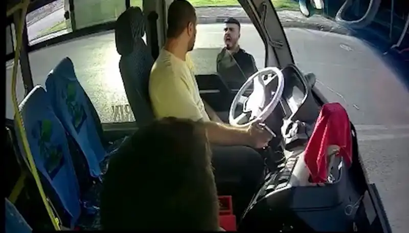 Antalya'da Otobüs Şoförünü Bıçaklayan Zanlı Yakalandı: Olayın Ayrıntıları Ortaya Çıktı