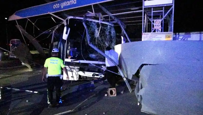 Otobüs Oto Yıkamaya Dalınca 8 Kişi Yaralandı: Detaylar