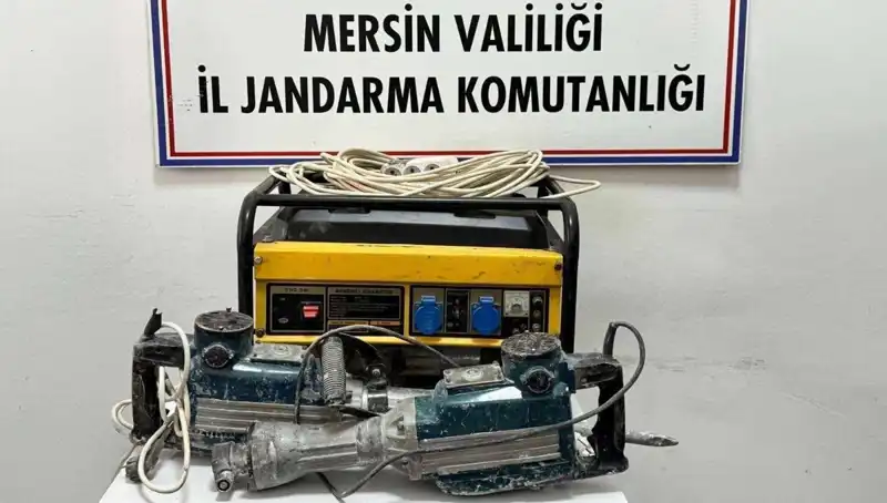 Mersin'de Kaçak Kazıya Gözaltı: Tarihi Eserler Kurtarıldı