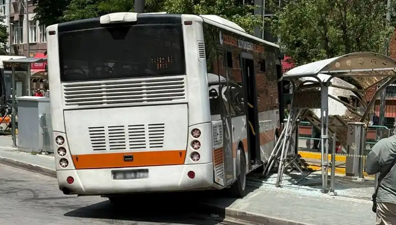 Belediye Otobüsü Tramvay Durağına Daldı: Olayda Şans Eseri Yaralanan Yok