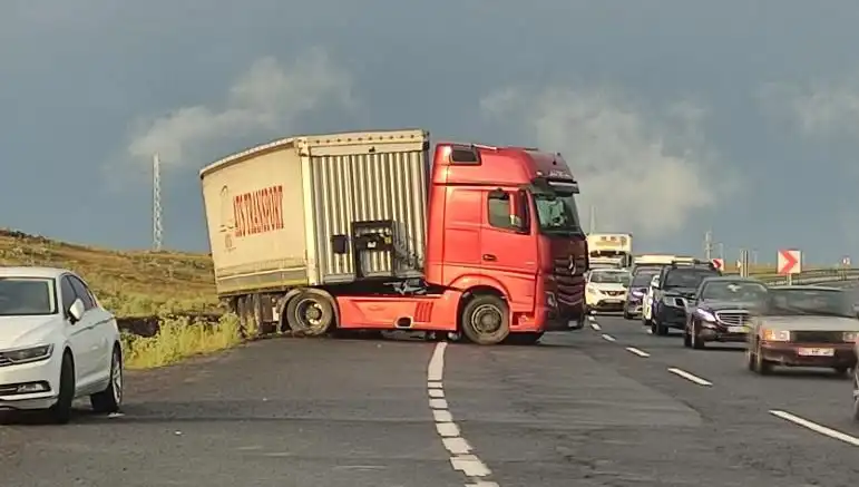 TIR Kaydı ve Kapalı Yol: Şehirde Uzun Araç Kuyruğu Krizi Yaşanıyor