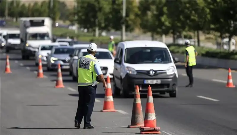 Tüneli Kapatan Konvoy Yerel Trafiği Felç Etti!