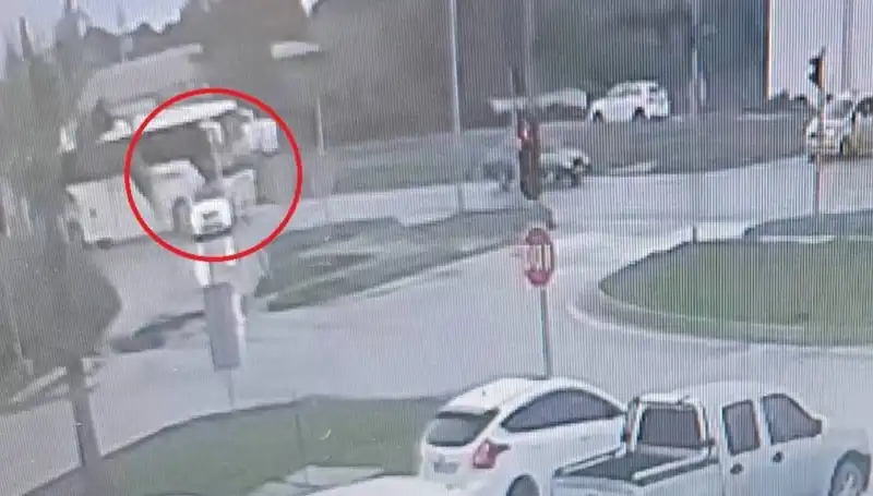 Kırmızı Işıkta Durdu, Yolcu Otobüsü Kaza Yaparak Durdu