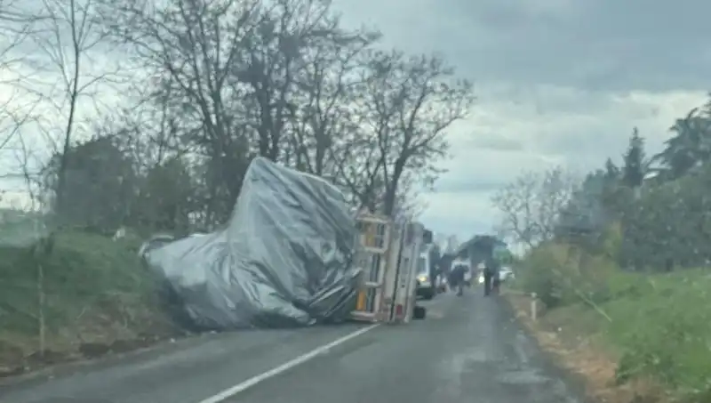 Tekirdağ'da Saman Yüklü TIR Devrildi: Olay Anı ve Sonrası