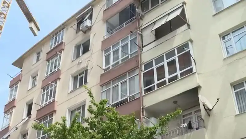 İstanbul'da Kolonları Patlayan Site Acil Tahliye Edildi!