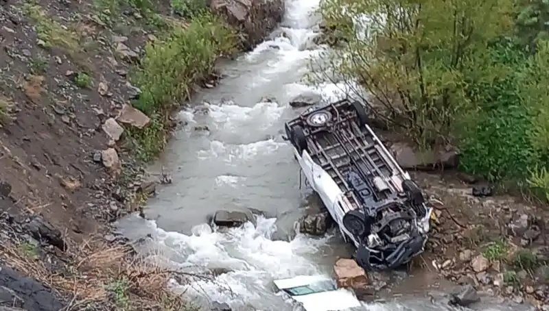 Hakkari'de İşçileri Taşıyan Minibüs Devrildi: Feci Kaza Can Aldı
