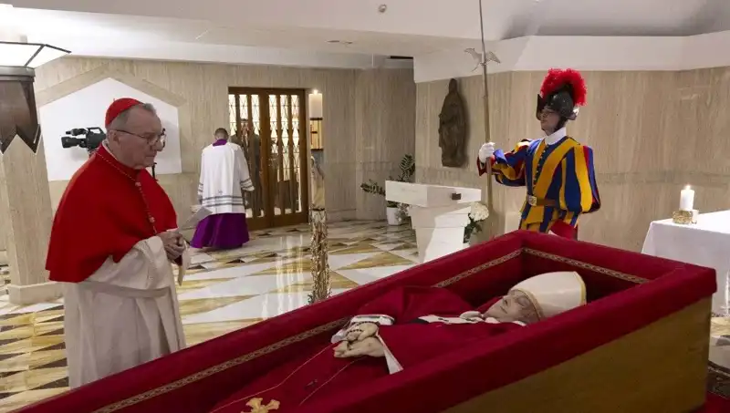 Papa'nın Tabutundaki Fotoğraflar: Son Yolculuğu Duygusal Anlarla Dolu