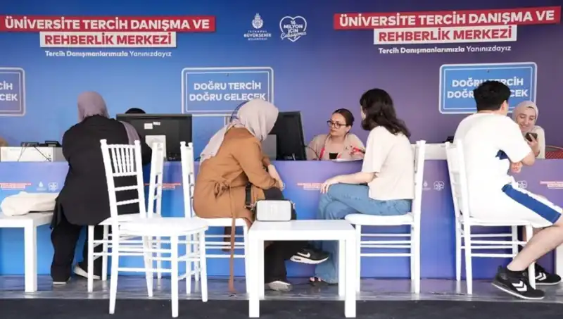 İstanbul'da 24 Noktada Eğitim Destek Merkezi: Tercih Danışma İstasyonları Açıldı