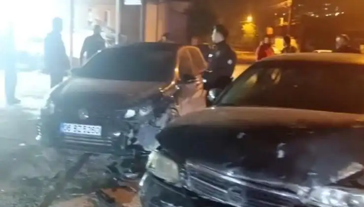 Çevirmeden Kaçmaya Çalışırken Feci Kaza: İki Araç Birbirine Girdi