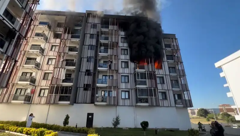 Çanakkale'de Yangın Korkusu: Vatandaşlar Geceyi Panik İçinde Geçirdi