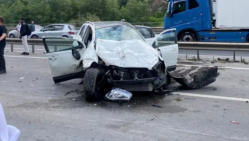 Şehir Merkezinde Kaza: Beton Kanal ve Bariyerlere Çarpan Araçta 3 Yaralı!