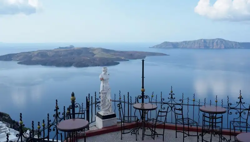 Santorini’de Gergin Bekleyiş: Akdeniz’in İncisi Sulara Gömülme Tehlikesiyle Karşı Karşıya