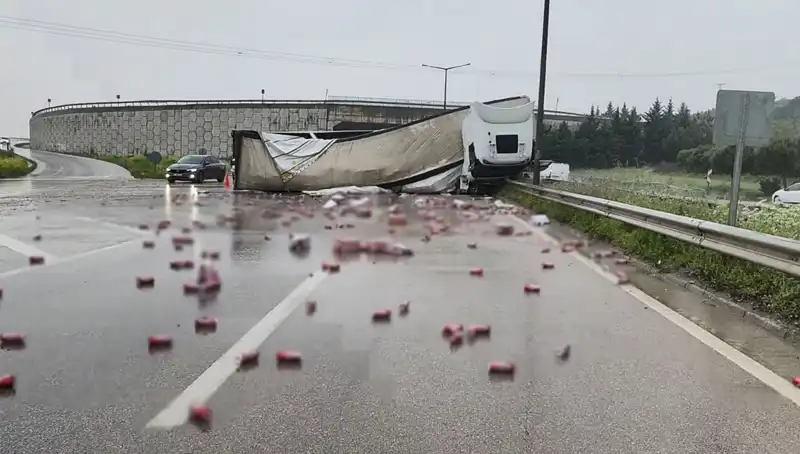 TIR Devrildi, İçkiler Yola Saçıldı: Kaza Anı İnanılmazdı!