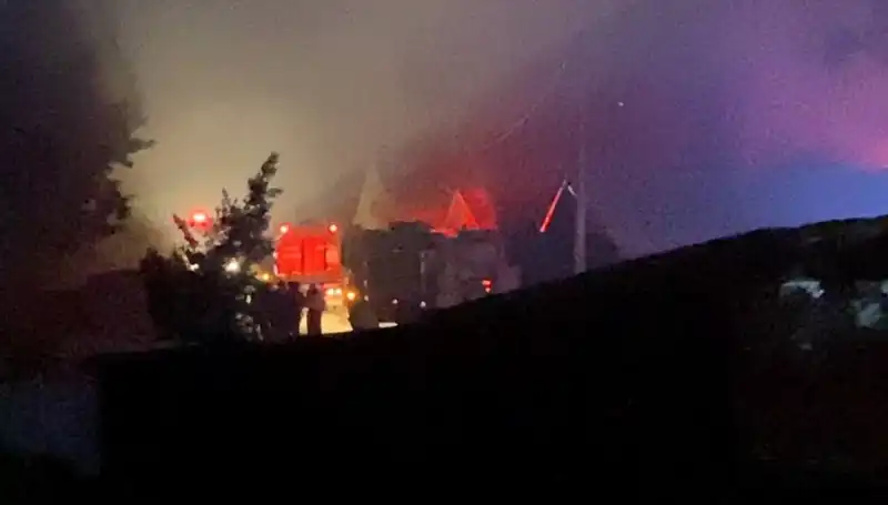 Şehrin Kalbinde Korkutan Yangın: Mobilya İmalathanesi Alev Alev Yandı