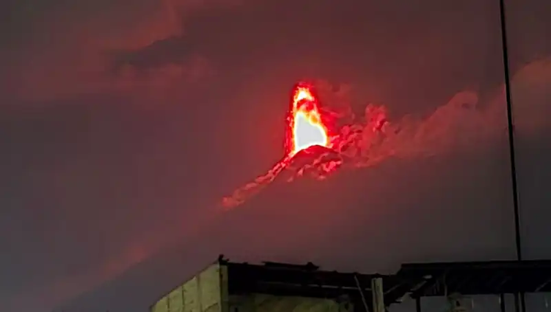 Fuego Yanardağı’ndaki Patlama: 30 Bin Kişilik Tahliye Süreci Başladı