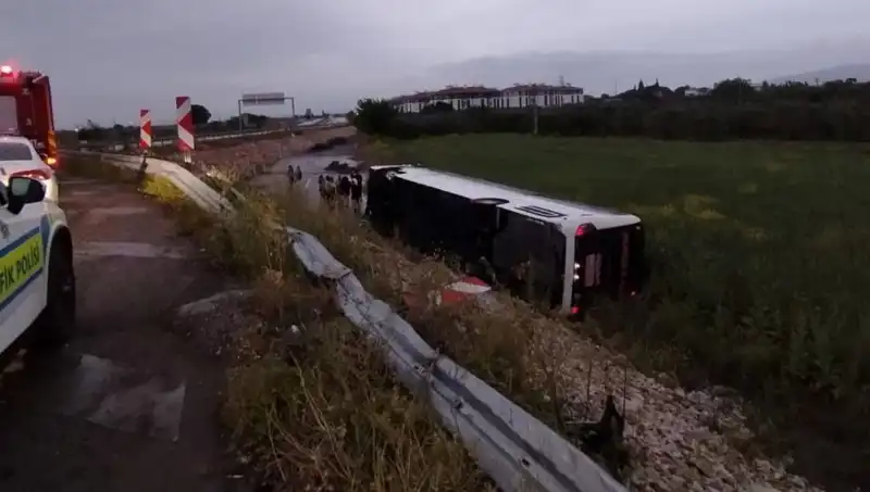 Manisa'da Otobüs Kazası: Yaralılar Hastaneye Kaldırıldı