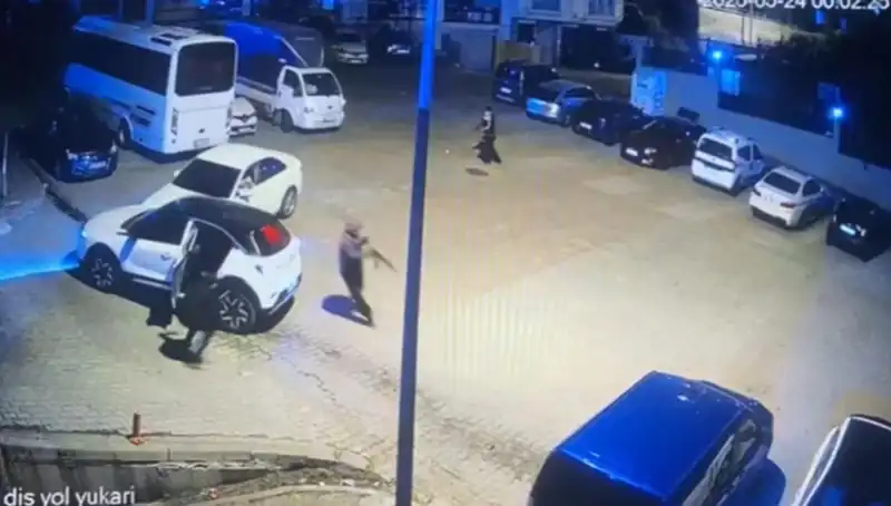 Kağıthane'de Maskeli Saldırganlar Kalashnikov ile Dehşeti Yaşattı