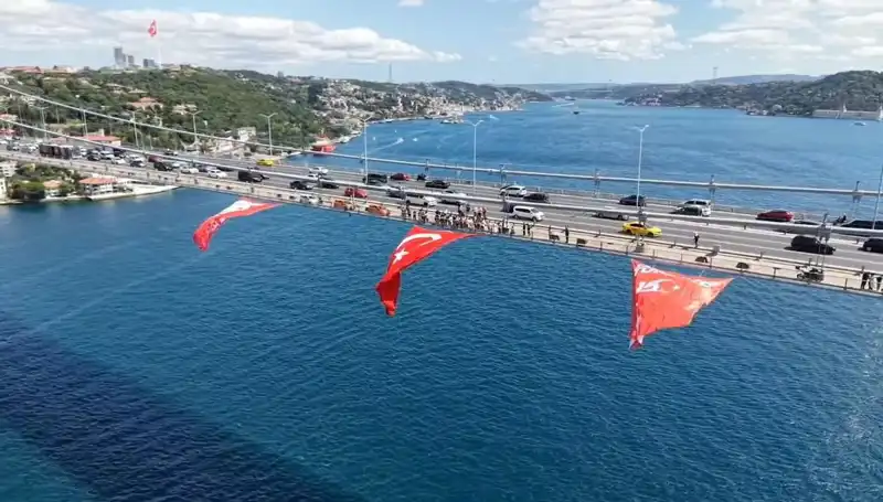 Tarihi Köprüye Dev Türk Bayrağı Asıldı, Vatandaşlardan Büyük İlgi