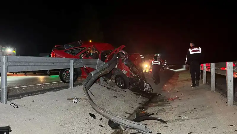 Bariyerlere Çarpan Otomobilde Feci Kazada İki Kişi Hayatını Kaybetti