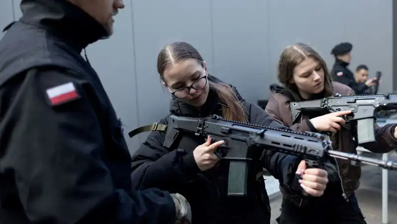 Polonya'da Savaş Hazırlığı: Siviller için Askeri Eğitim Süreci Başladı!