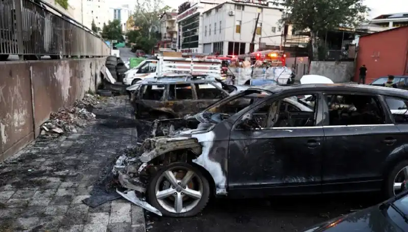 Sanayi Bölgesinde Yangın: Tamir Bekleyen Araçlar Kül Oldu