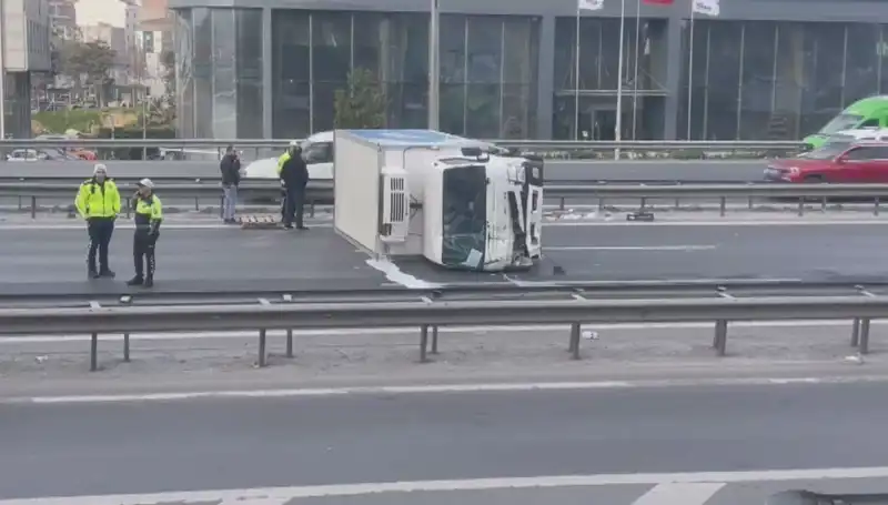 Basın Ekspress Yolunda Kamyonet Devrildi: Trafik Kaosu ve Yaralılar