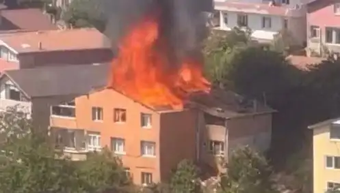 İstanbul’da Bir Apartmanda Yangın: Dört Kişi Mahsur Kaldı!