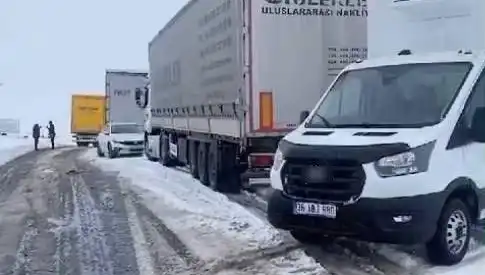 Kars-Ardahan Karayolu'nda Kar Yağışı TIR'ları Kara Sapladı, Seyahatler Tehlikede