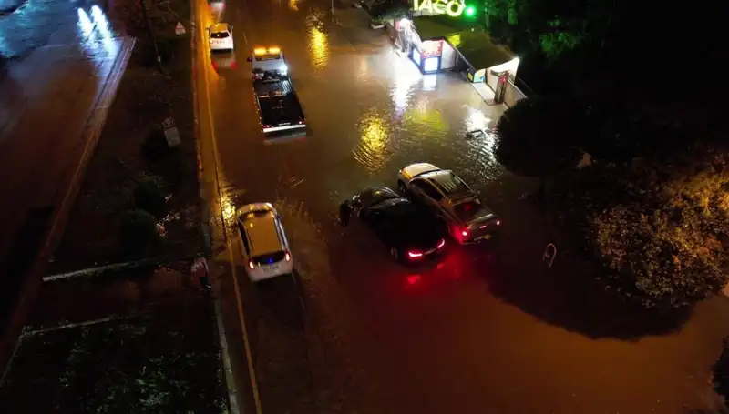 Adana’da Yağmur Alarmı! Cadde ve Yolarda Su Baskınları Yaşandı