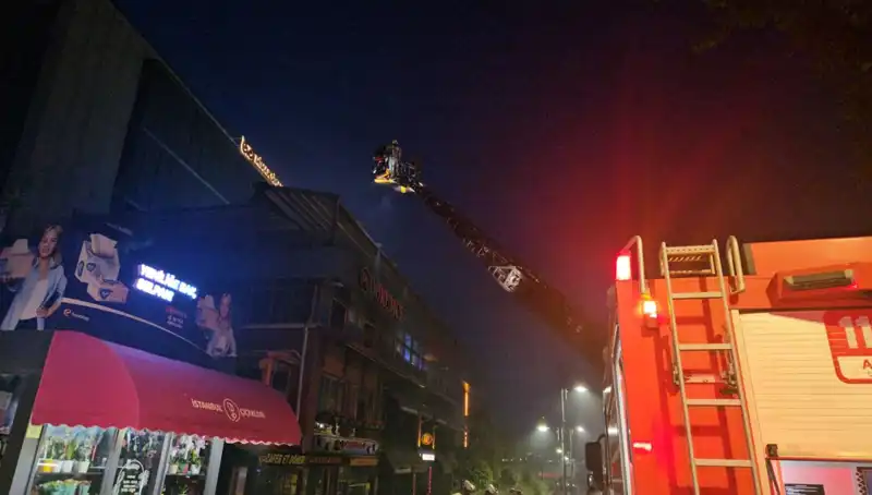 Beşiktaş'ta Yangın! 3 Katlı Restoran Alevlere Teslim Oldu