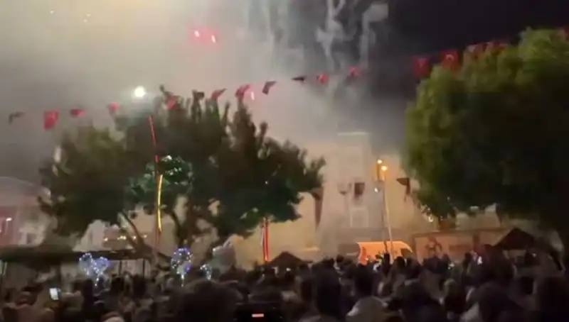 Havai Fişek Gösterisi Korku Dolu Anlar Yaşattı